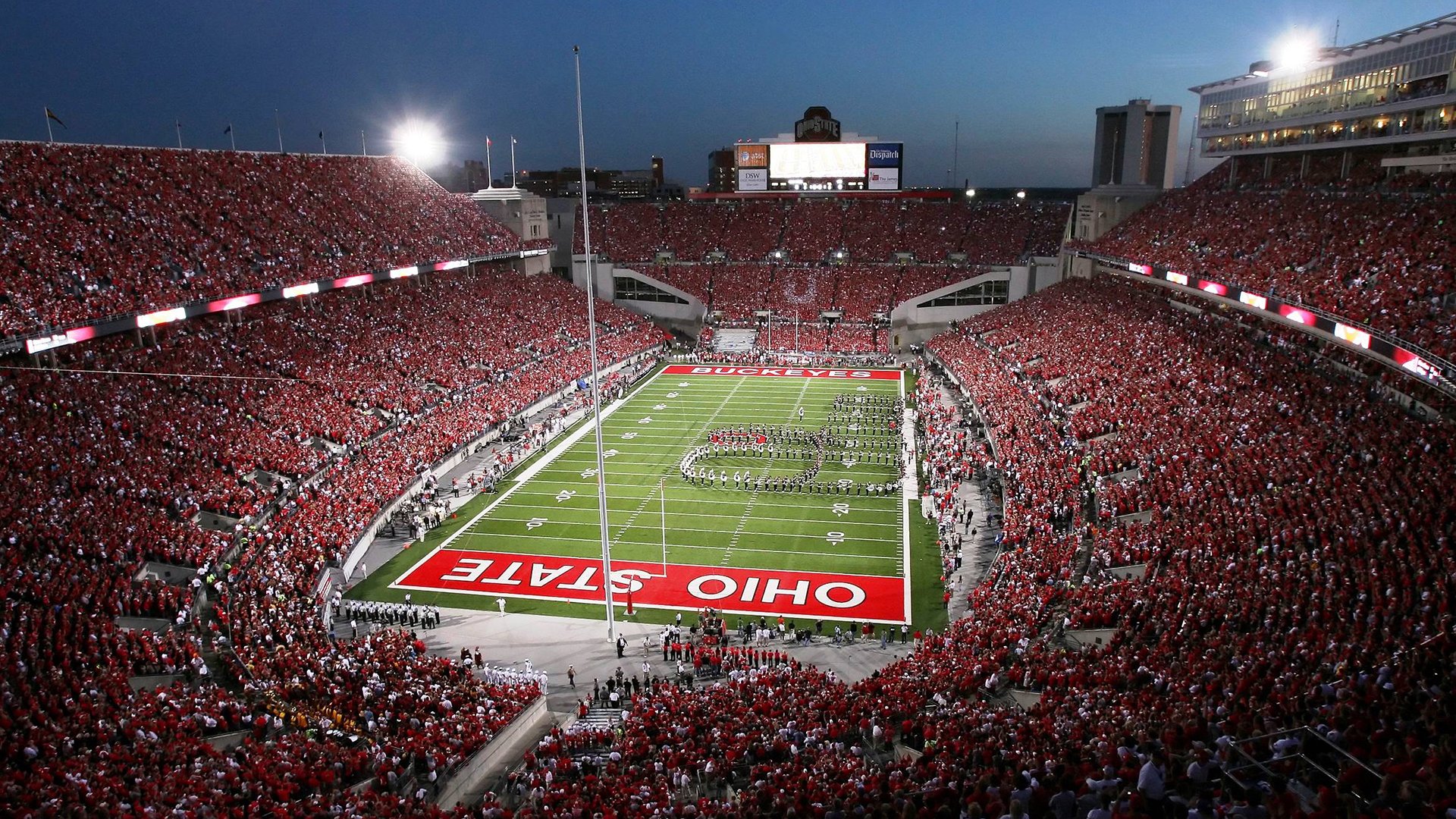 F1新赛季揭幕战之夜，斯通斯成为全场焦点